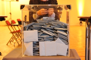 Dans un bureau de votes dans les Côtes-d'Armor.